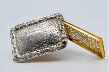  Caixa de Vinagrete em prata e ouro com gravados e frisos na tampa do período de George IV.